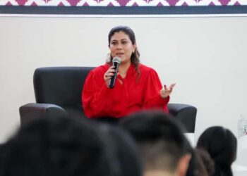 Acerca Gobierno de la Ciudad temas de transparencia y datos personales a estudiantes de la Universidad IEU