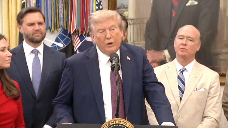 Trump informó que destruyeron embarcación de droga vinculada a Maduro