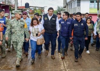 Gobernador Armenta responde de manera inmediata en zonas afectadas por lluvias y supervisa entrega de apoyos