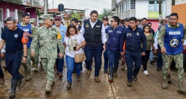 Gobernador Armenta responde de manera inmediata en zonas afectadas por lluvias y supervisa entrega de apoyos