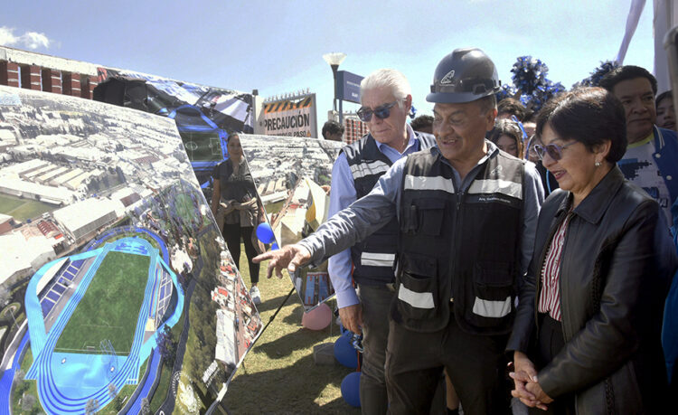 Rectora Lilia Cedillo coloca primera piedra de pista de tartán y campo traviesa en la prepa Alfonso Calderón
