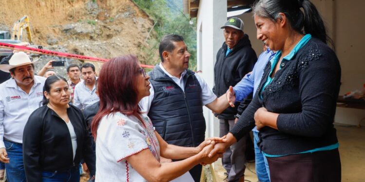 Con módulos de maquinaria, Gobierno de Puebla abre caminos afectados por deslaves en Eloxochitlán