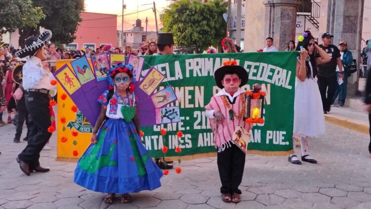 Ahuatempan celebra con color y tradición su Desfile de Día de Muertos 2025