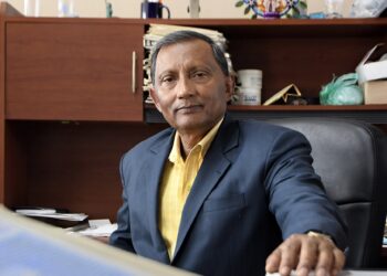 En el Instituto de Física el doctor Pal diseña y fabrica nanomateriales para biotecnología y electrónica