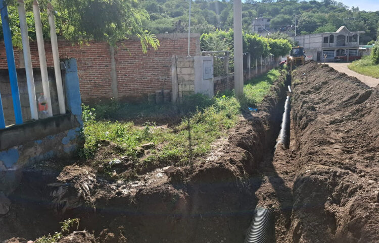 Realiza Secretaría de Infraestructura obras para evitar inundaciones en escuelas en Epatlán