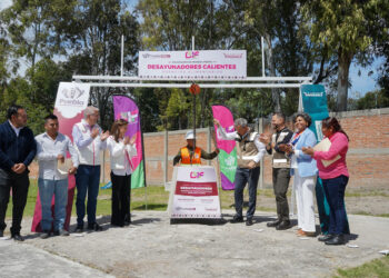 MariElise Budib y Pepe Chedraui colocan la primera piedra de desayunadores escolares transitorios