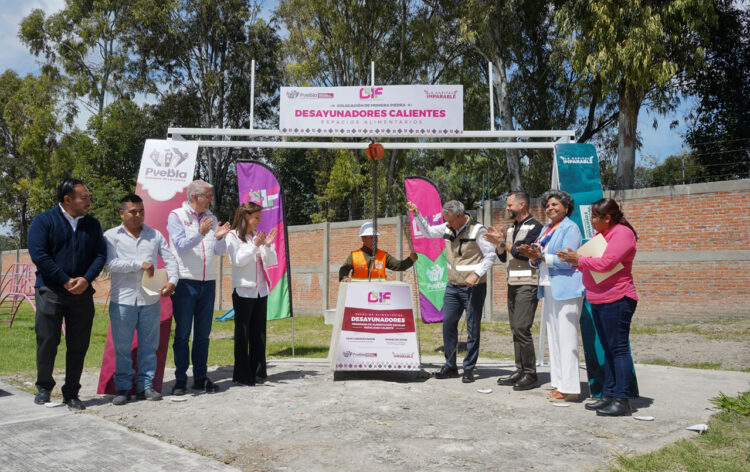 MariElise Budib y Pepe Chedraui colocan la primera piedra de desayunadores escolares transitorios