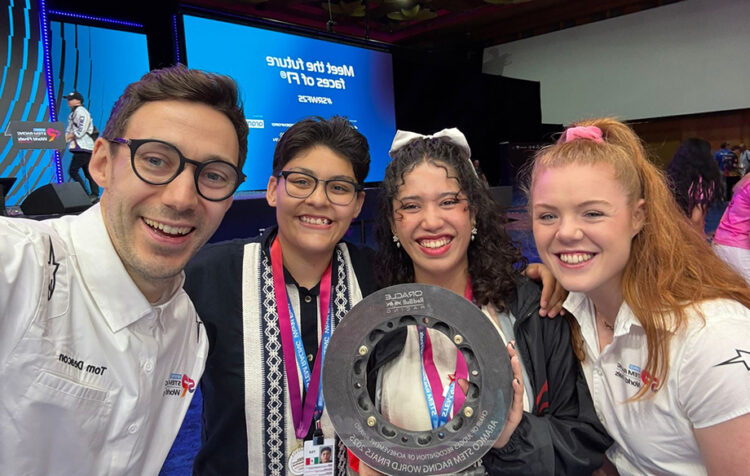 Estudiantes Anáhuac representan a México y logran premio al Logro Mundial del desafío STEM Racing en Singapur