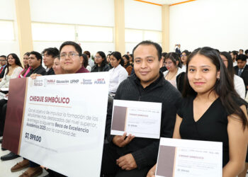 Otorga SEP más de 1 millón 124 mil pesos en becas para universitarios
