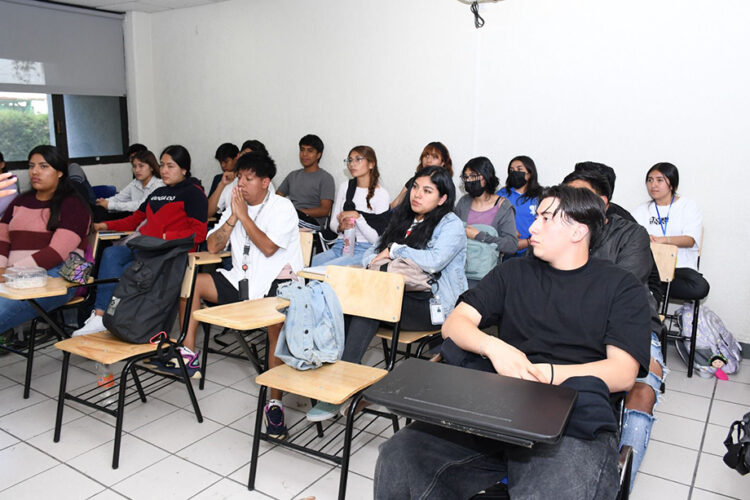 UTH fortalece prevención de adicciones y enfermedades de transmisión sexual con talleres