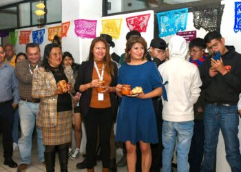 Estudiantes UTH fortalecen la tradición del Día de Muertos con ofrendas ancestrales