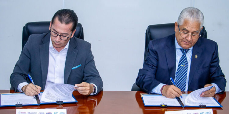 UTTehuacán firma convenio de colaboración con Asociación de Avicultores de Tehuacán