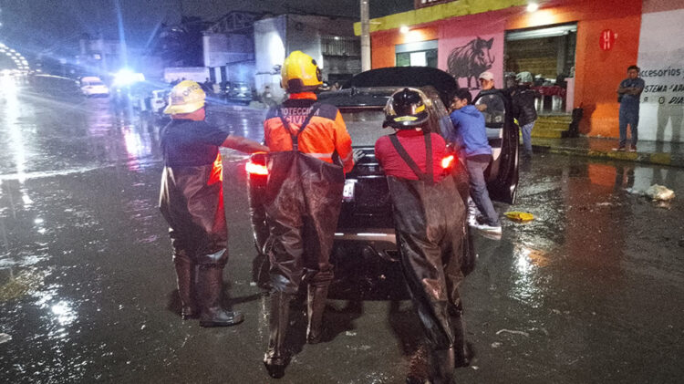Protección Civil auxilió a ocupantes varados tras la fuerte lluvia