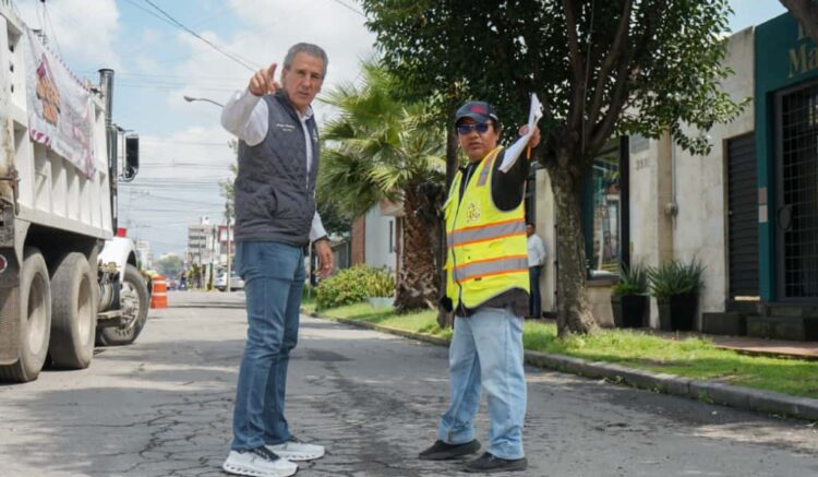 Supervisa Pepe Chedraui trabajos de bacheo en la colonia Las Ánimas