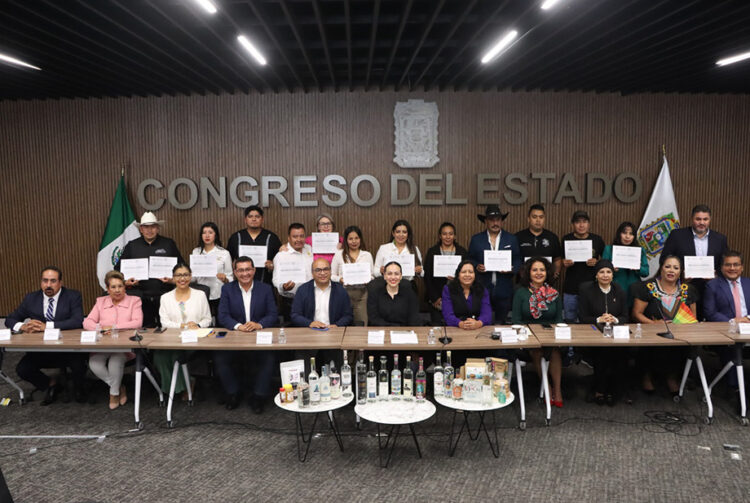 Reconoce Congreso del Estado a productores y productoras poblanas que participaron en certamen internacional de mezcal