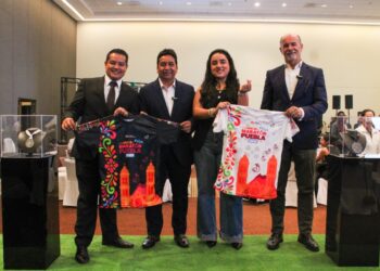 Presentan medalla y playeras oficiales del Maratón de Puebla