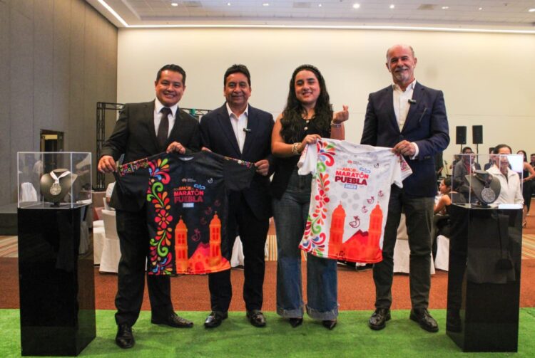 Presentan medalla y playeras oficiales del Maratón de Puebla