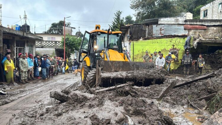 Módulos de maquinaria rehabilitan carreteras y caminos en la Sierra Norte