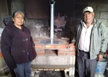 Salud, economía y cuidado ambiental promueve Altosano Granjas Carroll al entregar 170 estufas ahorradoras de leña