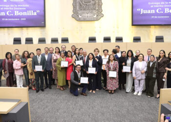 Congreso del Estado entrega la Medalla al Mérito Docente Juan C. Bonilla