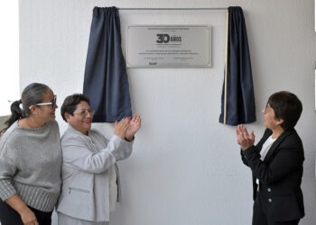 Devela Rectora Lilia Cedillo placa conmemorativa del trigésimo aniversario de la Formación General Universitaria Inglés-Francés