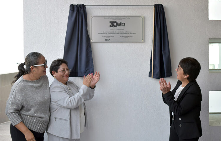 Devela Rectora Lilia Cedillo placa conmemorativa del trigésimo aniversario de la Formación General Universitaria Inglés-Francés