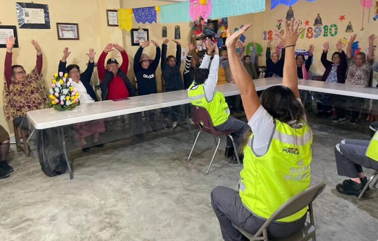 Brindan capacitación de primeros auxilios a adultos mayores en Cañada Morelos