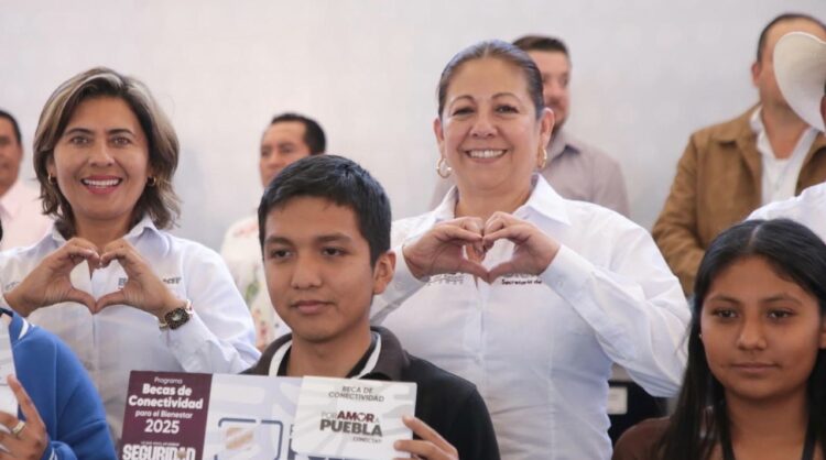 Gobierno amplía conectividad digital; 2 mil jóvenes en Xicotepec reciben becas del bienestar