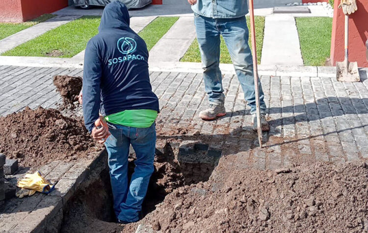 SOSAPACH atiende dos reportes ciudadanos por fugas de agua en Momoxpan y Mixquitla, en San Pedro Cholula