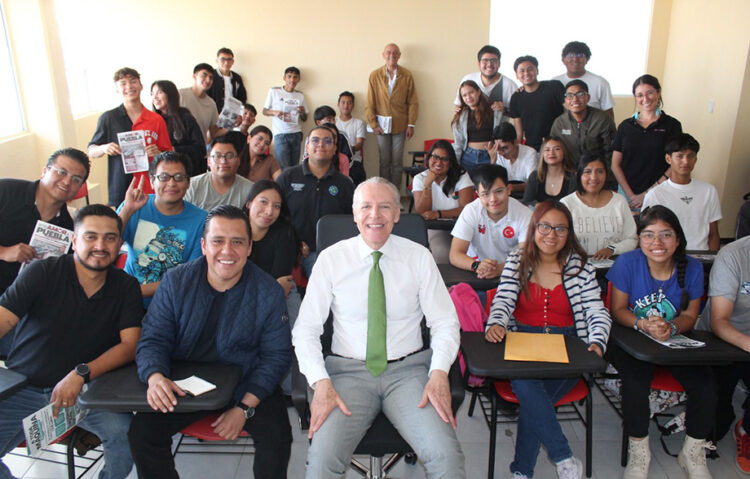 Estudiantes UDEP reciben charla magistral de periodismo deportivo de Heriberto Murrieta
