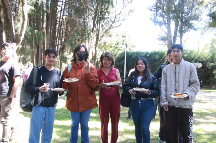 Estudiantes y autoridades refrendan compromiso social con faena comunitaria en UTH