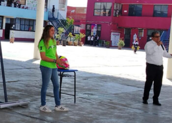 La piloto Majo Rodríguez comparte su experiencia con estudiantes poblanos