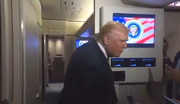 Trump agrede a reportera en el Force One llamándole cerdita
