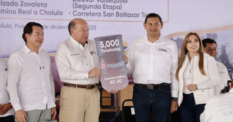 Por combate eficaz al huachicol, PEMEX aumenta donación de materiales para pavimentación en Puebla