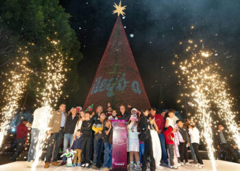 Enciende Pepe Chedraui árbol e iluminación navideña en la capital