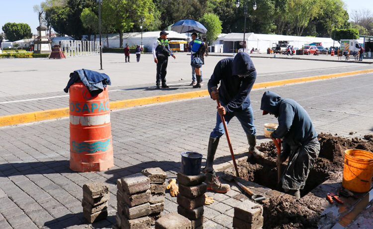 SOSAPACH atiende fuga de agua en el primer cuadro del zócalo de San Pedro Cholula