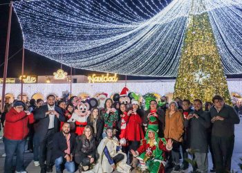 Tonantzin Fernández enciende la Navidad en San Pedro Cholula