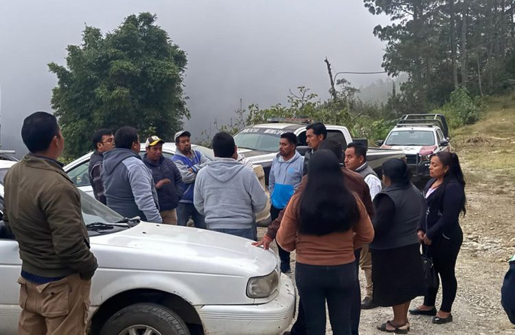 El ayuntamiento de Coyomeapan evalúa deterioro de carretera en la comunidad de Huilulco