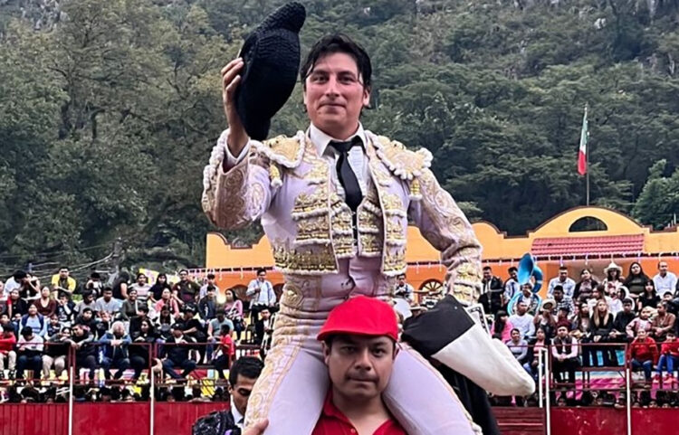 «El Gaby» a hombros en San Andrés Tenejapan, Veracruz