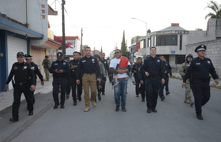Recorre Félix Pallares Miranda, calles de la colonia Universidades para reforzar la seguridad en la zona
