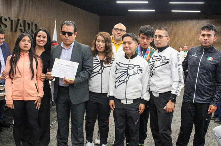 Reconocen a para-atletas poblanos en el Congreso del Estado