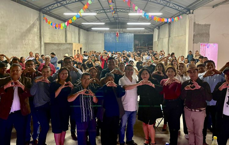 Pavel Gaspar convive con familias en posadas de Acatlán de Osorio e Izúcar de Matamoros