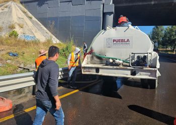 Rehabilitan drenaje pluvial en retorno del Periférico y Bulevar Forjadores