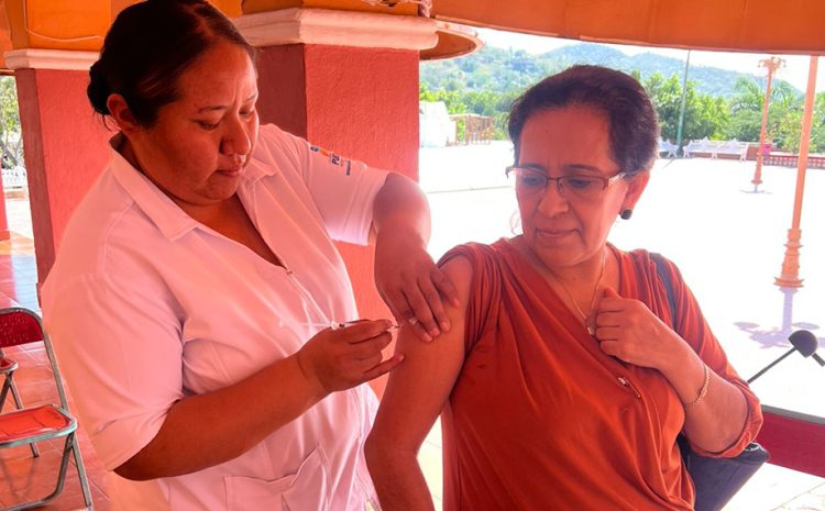 Impulsa gobierno de Tecomatlán jornada de vacunación