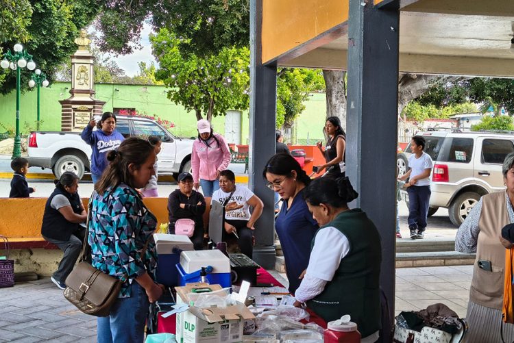 Realizan jornada de vacunación en Atexcal