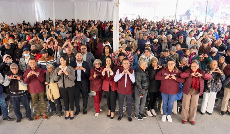 Con Abrigando Cholula, Tonantzin Fernández beneficia a adultos mayores con 1,500 chamarras en la Cabecera Municipal