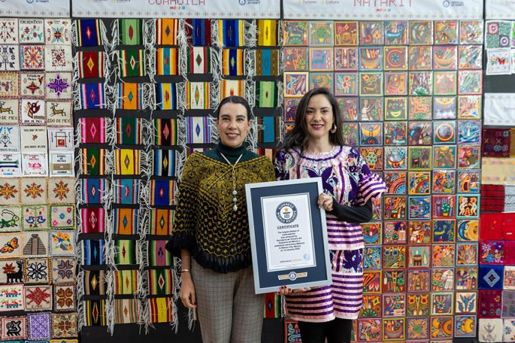 Artesanas y artesanos de México tejen el Récord Guinness de la exposición de bordados y tejidos más grande del mundo