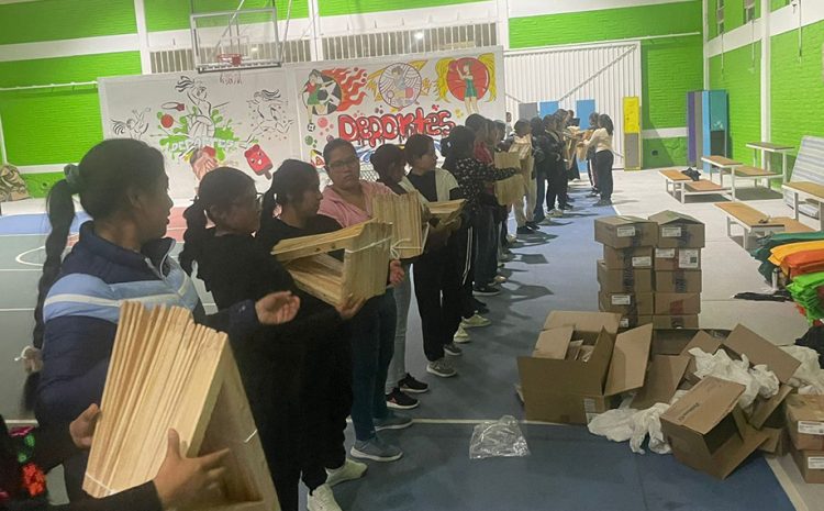 Entrega SEP abrigos y paquetes escolares a estudiantes de la Normal Rural “Carmen Serdán”