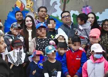 Niñas y niños en atención hospitalaria disfrutan visita recreativa por Día de Reyes