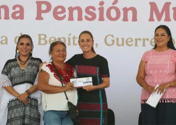 En Coyuca de Benítez, Presidenta entrega tarjetas de la Pensión Mujeres Bienestar; más de 74 mil mujeres reciben este apoyo en Guerrero